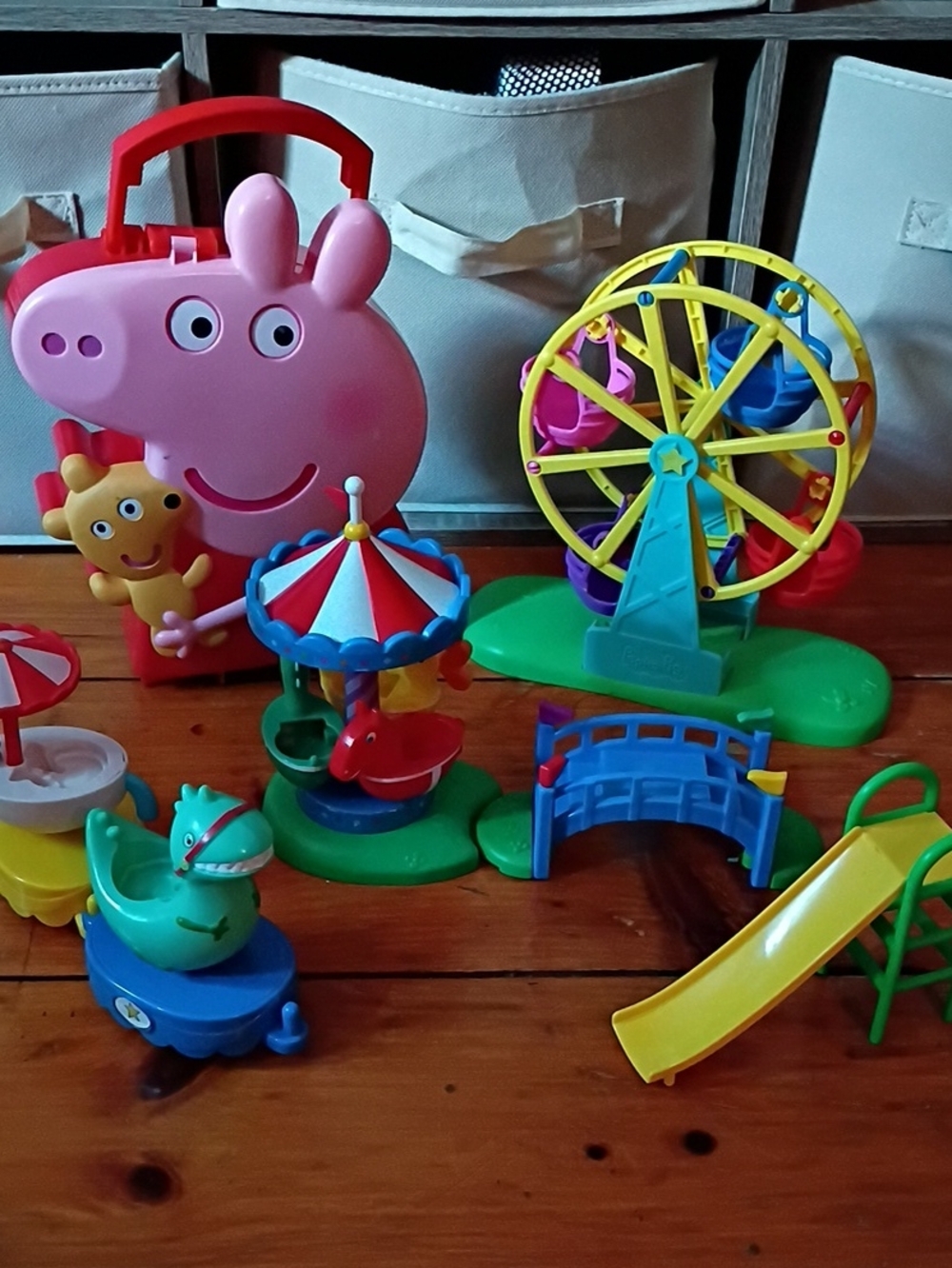 Peppa Pig Pink Carry Case Playset with Multicolor Carnival Rides